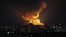 Взрыв освещает небо над городом во время российского воздушного удара по Киеву, 4 июля 2025 года / Фото REUTERS