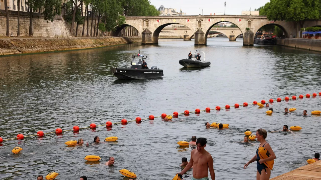 Люди купаются в Сене на участке Bras Marie, что ознаменовало первое публичное купание в историческом водоеме Парижа, 5 июля 2025 года / Фото Reuters