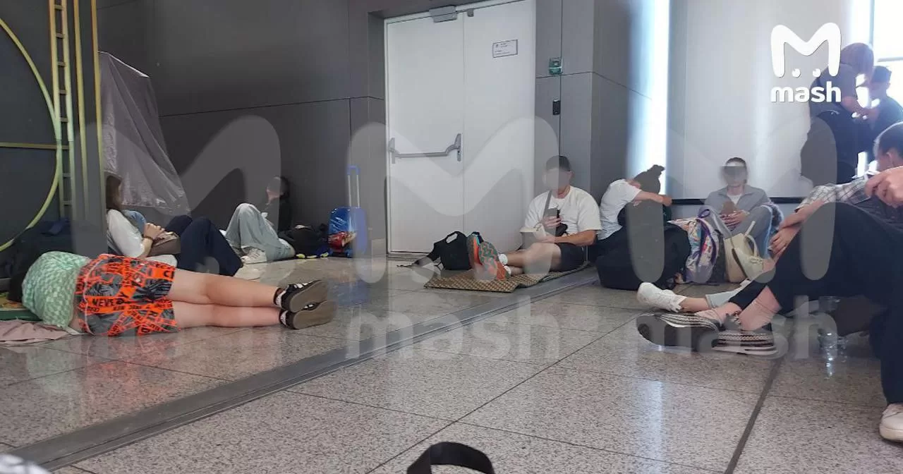 Пасажири змушені проводити в аеропортах понад 9 годин / Фото із соцмереж