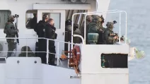 Військовослужбовці на борту судна MV Matthew під час його супроводу до Коба в Корку / Фото PA