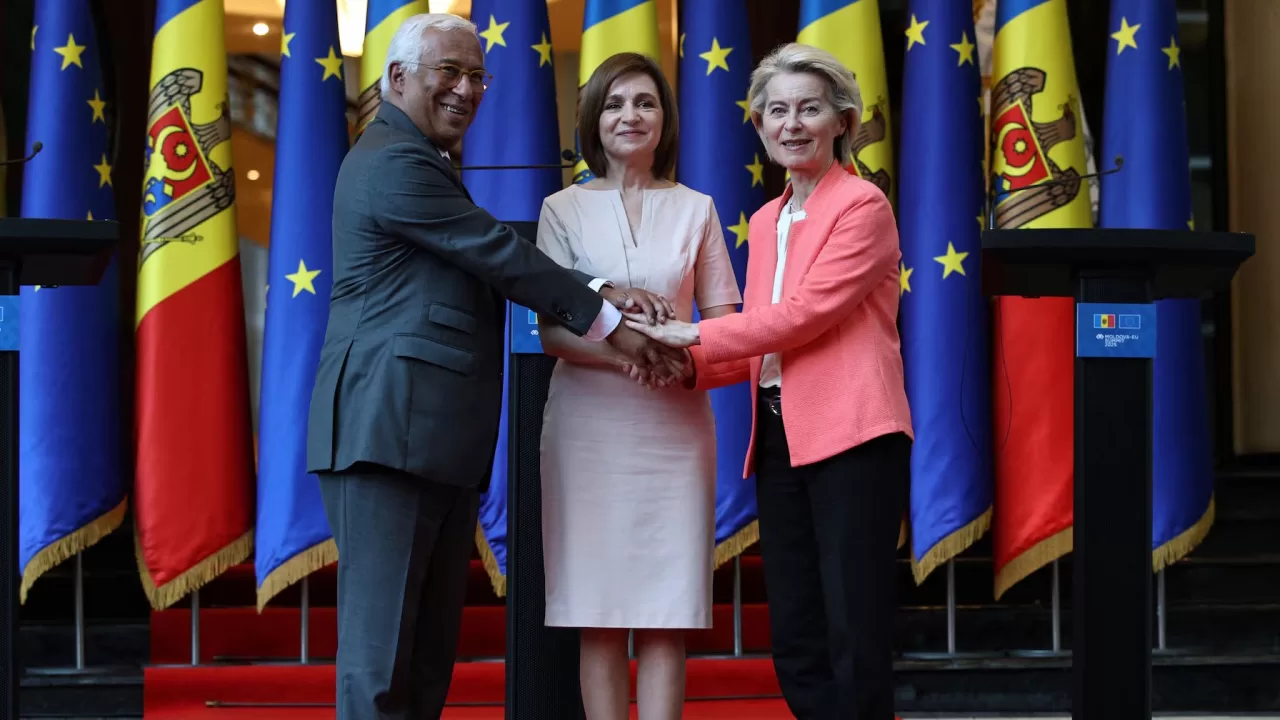 Председатель Европейского совета Антониу Кошта, президент Молдовы Майя Санду и председатель Европейской комиссии Урсула фон дер Ляйен на первом саммите Молдова-ЕС в Кишиневе, 4 июля 2025 / фото Reuters