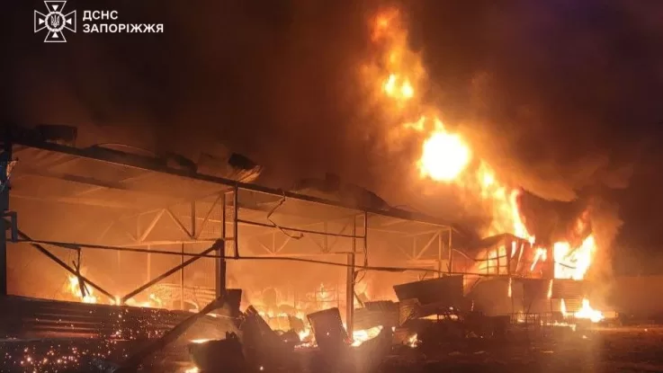 Рятувальники ліквідовують наслідки ударів на Київщині та Запоріжжі