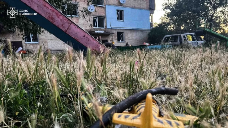 Рятувальники ліквідовують наслідки ударів на Київщині та Запоріжжі