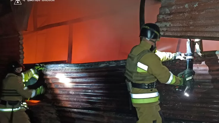 Рятувальники ліквідовують наслідки ударів на Київщині та Запоріжжі