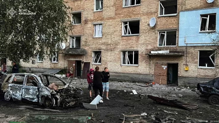 Рятувальники ліквідовують наслідки ударів на Київщині та Запоріжжі