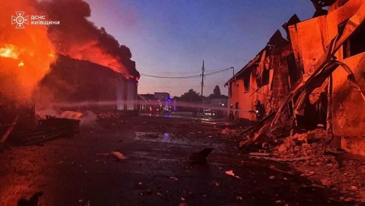 Рятувальники ліквідовують наслідки ударів на Київщині та Запоріжжі