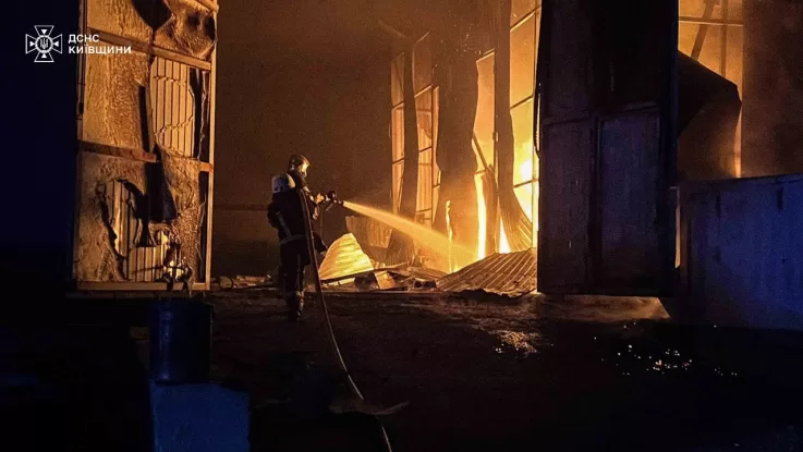Рятувальники ліквідовують наслідки ударів на Київщині та Запоріжжі