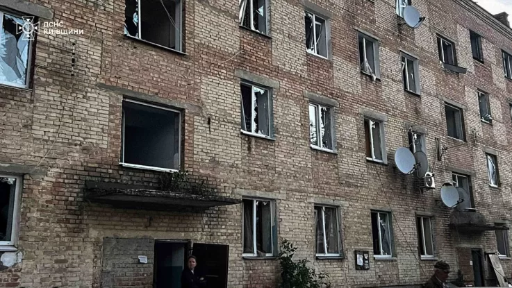 Рятувальники ліквідовують наслідки ударів на Київщині та Запоріжжі