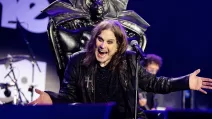Оззі Озборн на сцені стадіону Villa Park у Бімігеми / Фото Black Sabbath