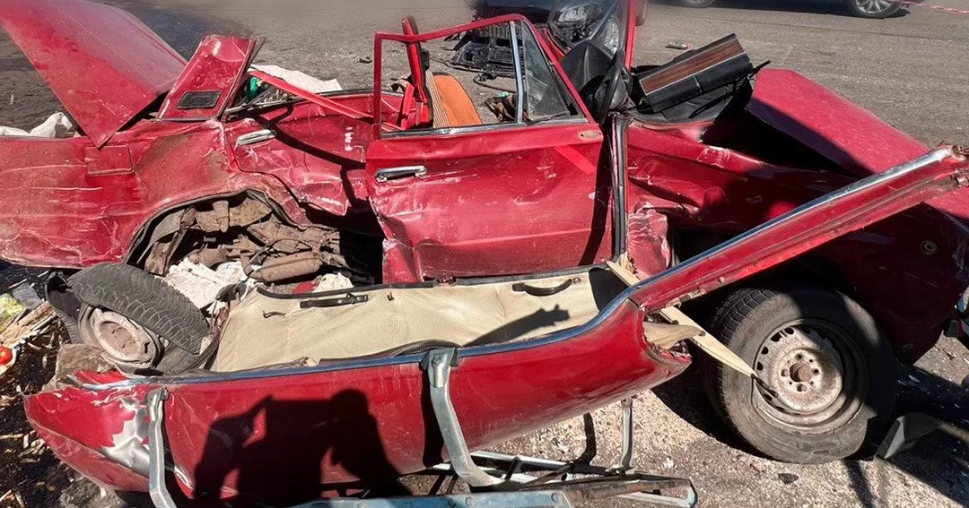 Тілесні ушкодження отримали водій та двоє пасажирів ВАЗ-21011 / Фото Нацполіція