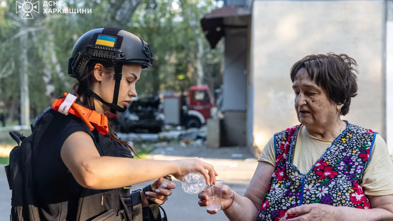 Спасатели помогают пострадавшим людям в Харькове / Фото: ГСЧС