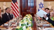 Біньямін Нетаньяху передає Дональду Трампу копію листа про висунення його на Нобелівську премію миру / Фото: Reuters