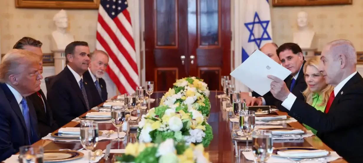 Биньямин Нетаньяху передает Дональду Трампу копию письма о выдвижении его на Нобелевскую премию мира / Фото: Reuters