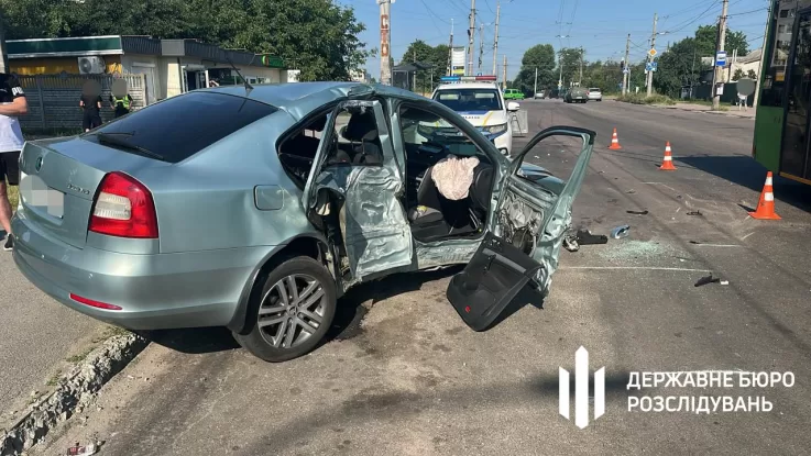 У Житомирі п’яний правоохоронець із трьома пасажирами влетів у бетонну опору