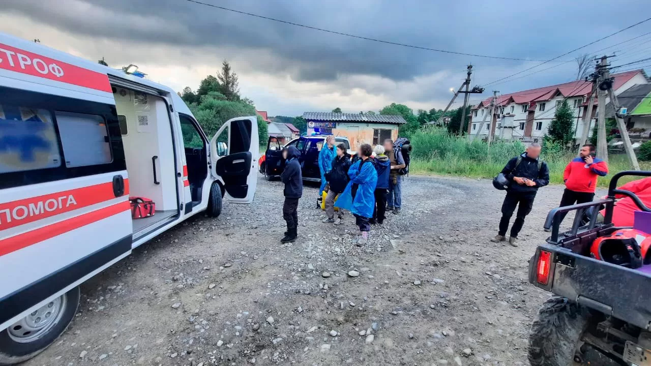 Рятувальники допомогли 12 туристам із ознаками отруєння / Фото: ГУ ДСНС України у Закарпатській області 