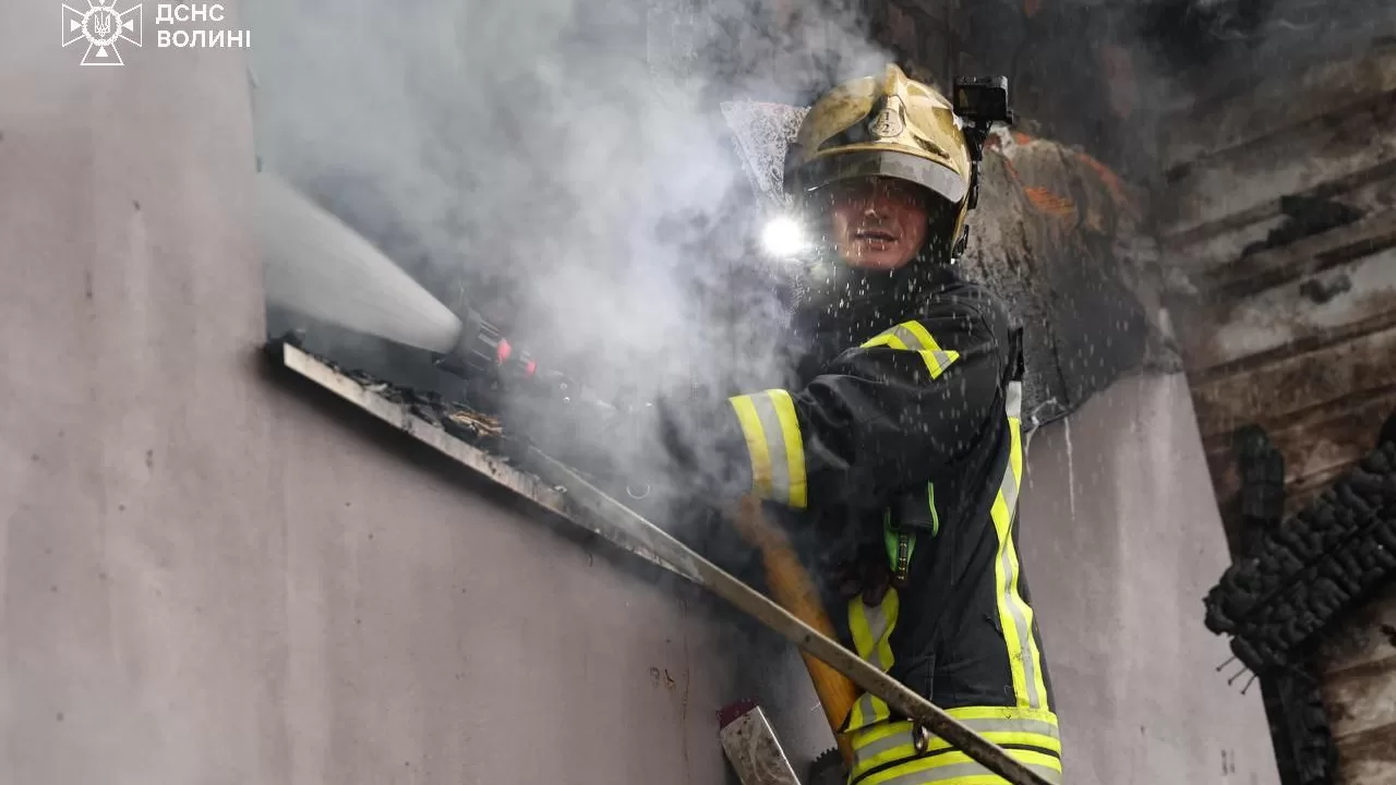 Rescuers clean up after Russian strikes on Lutsk / Photo: State Emergency Service