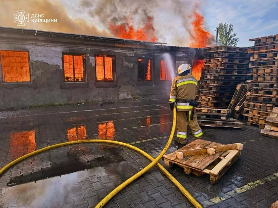 У Київській області загасили пожежу на підприємстві після обстрілу