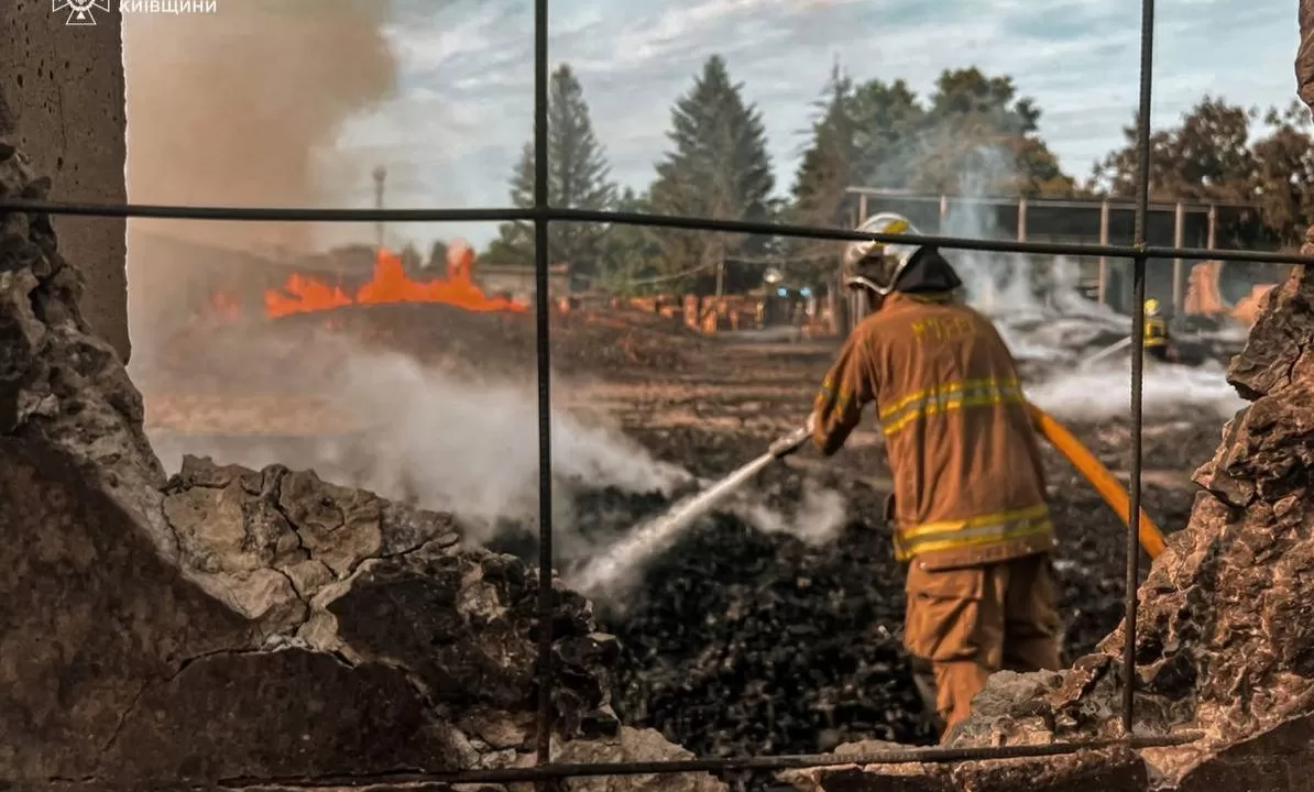 У Броварському районі ліквідовано пожежу після обстрілу / Фото: ДСНС Київщини