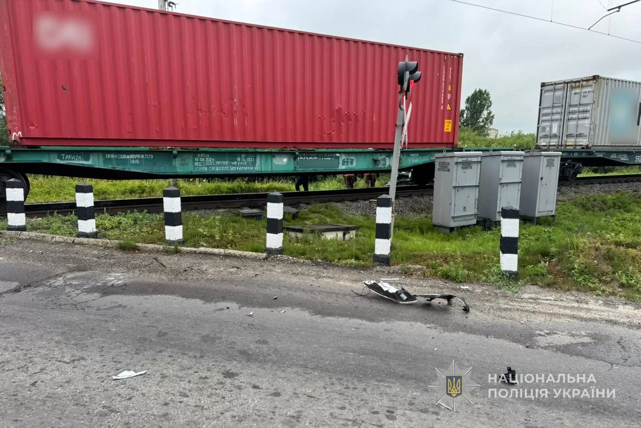 На Волині потяг зніс авто на переїзді: загинув 19-річний водій легковика