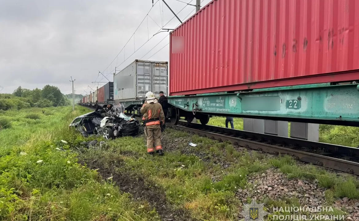 Наслідки зіткнення потяга та легковика / Фото: ГУНП у Волинській області