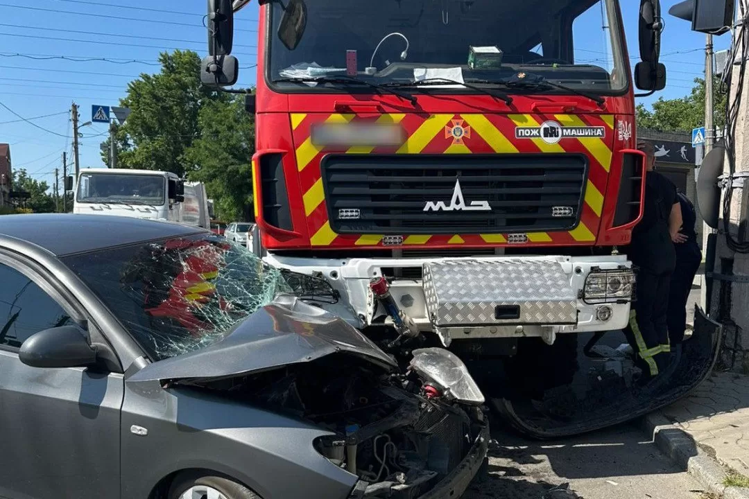 У Харкові не розминулися рятувальний автомобіль та легковик / Фото: ГУНП в Харківській області