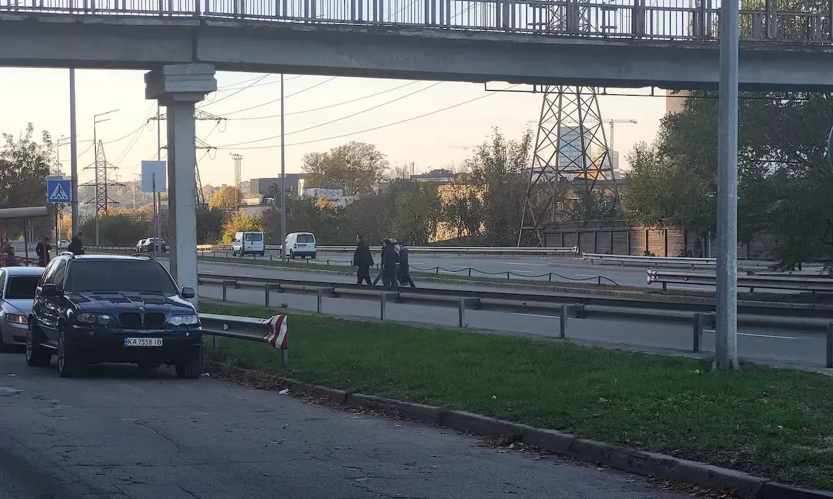 Пішохідний міст на Саперно-Слобідській / Фото: hmarochos.kiev