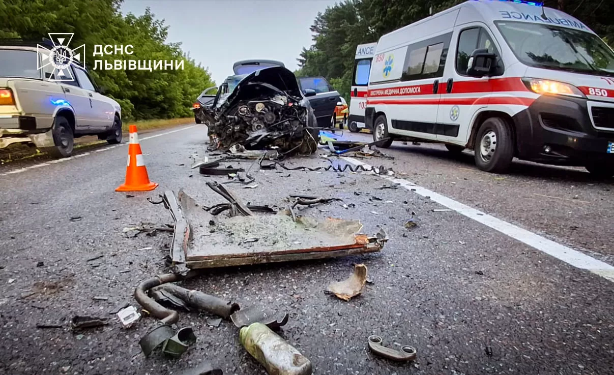 ДТП на Львівщині: у кювет вилетів автобус “Львів — Прага” з дітьми, є постраждалі