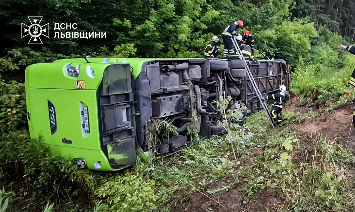 На Львівщині не розминулися легковик та автобус із дітьми / Фото: ДСНС Львівщини