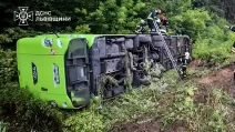 На Львівщині не розминулися легковик та автобус із дітьми / Фото: ДСНС Львівщини