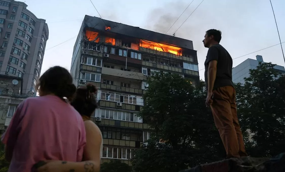 Наслідки російської атаки у Шевченківському районі Києва / Фото: Суспільне