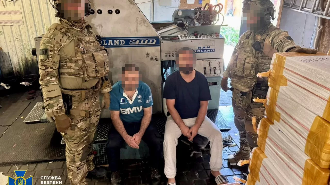 У Харкові викрили масштабне підпільне виробництво підроблених акцизних марок / Фото: СБУ