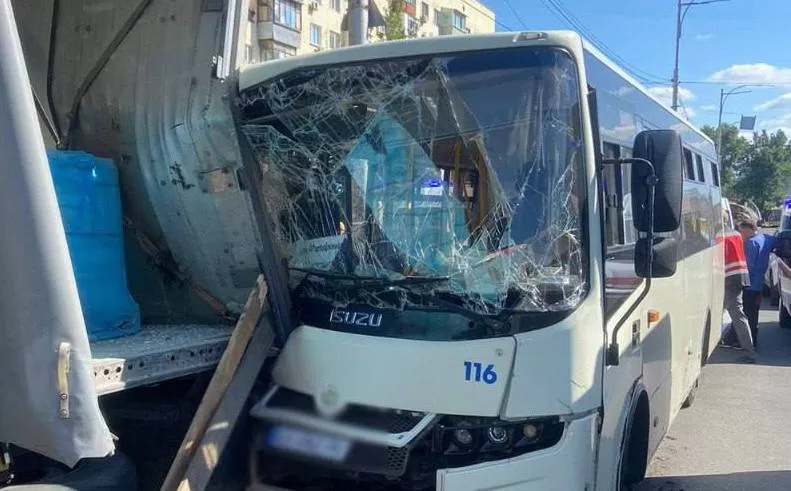 В Киеве в ДТП с участием маршрутки пострадали девять человек / Фото: ГУНП в г. Киеве