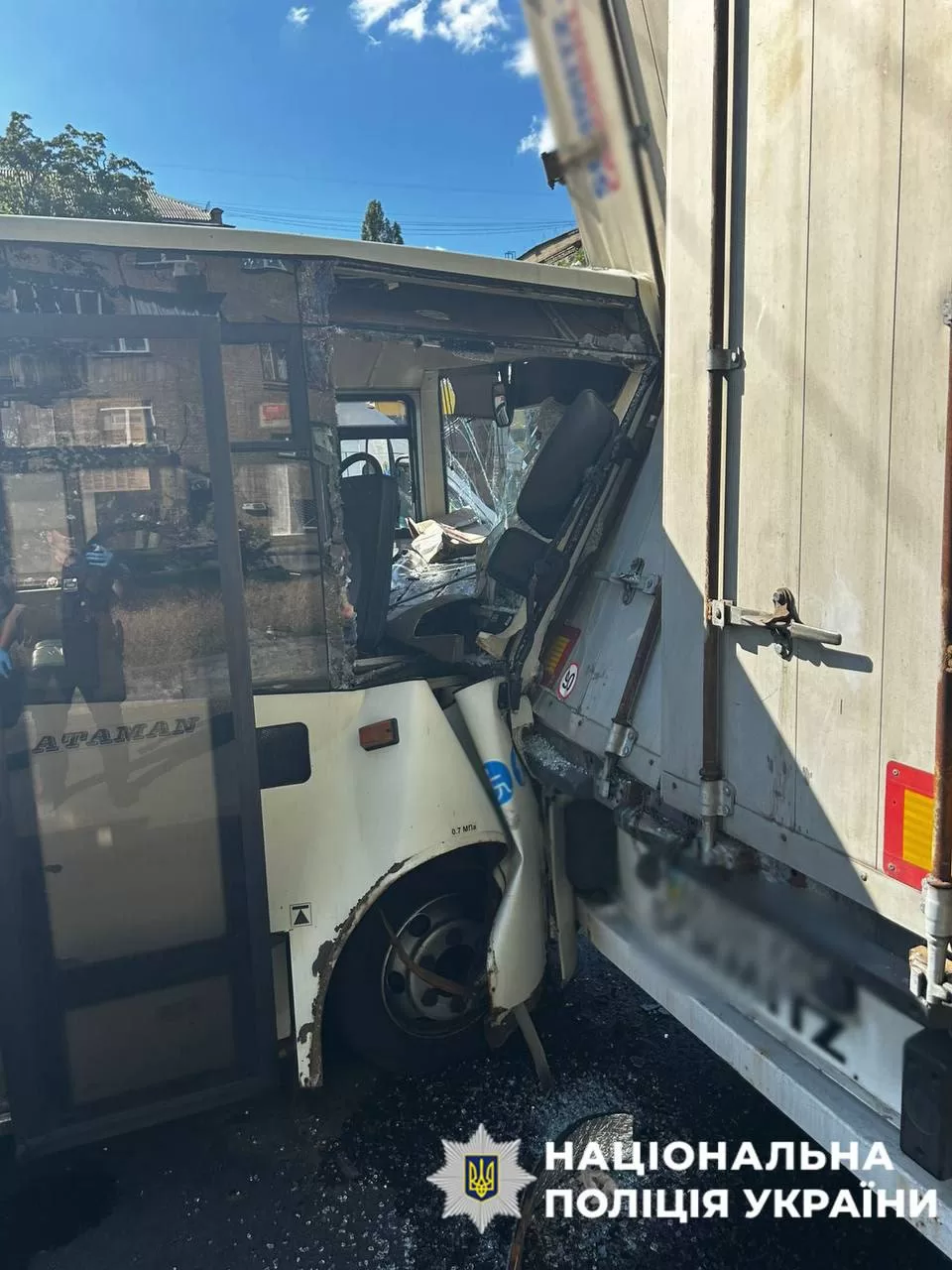 У Києві маршрутний автобус протаранив вантажівку: є постраждалі