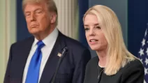 Генеральний прокурор США Пем Бонді спілкується з журналістами у прес-брифінговій залі Білого дому у Вашингтоні, 27 червня 2025 / Фото Reuters