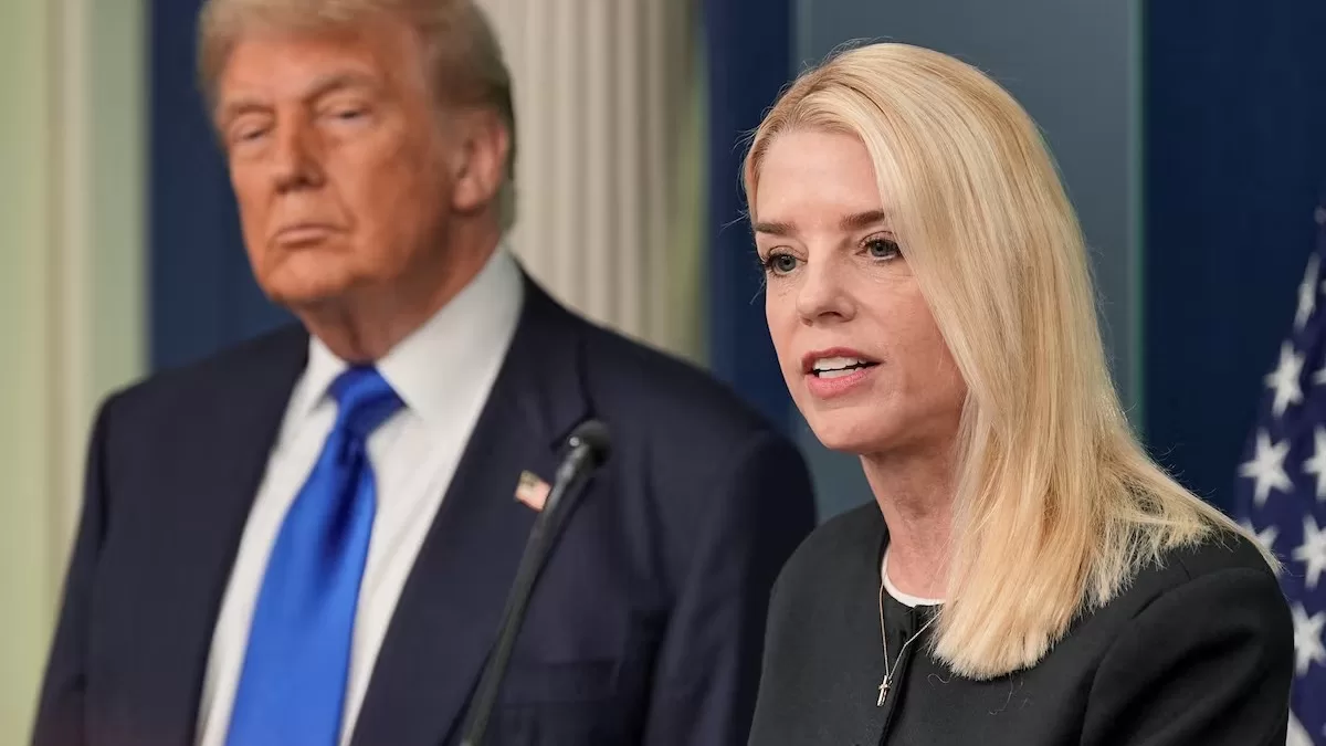 Генеральний прокурор США Пем Бонді спілкується з журналістами у прес-брифінговій залі Білого дому у Вашингтоні, 27 червня 2025 / Фото Reuters