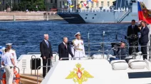 Министр обороны Андрей Белоусов и Путин на параде 28 июля 2024 / Фото Адмініістрация губернатора С.-Петербурга