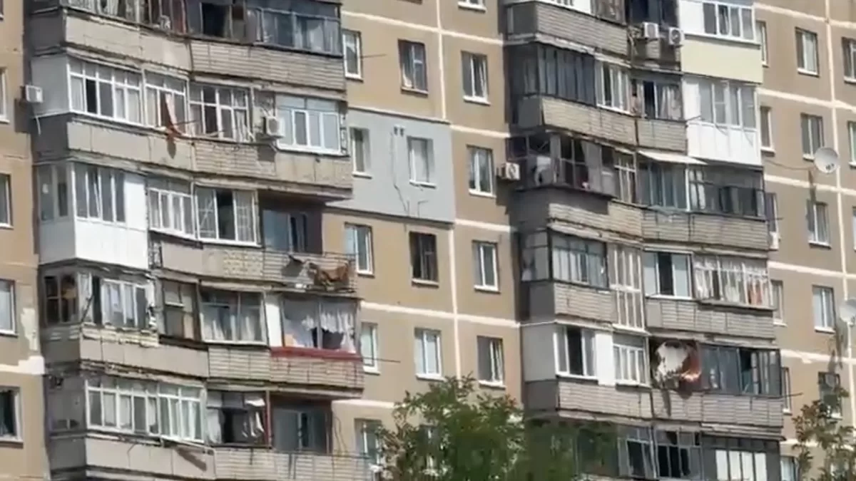 В микрорайоне Лесной повреждены многоэтажные и частные дома / Скриншот видео