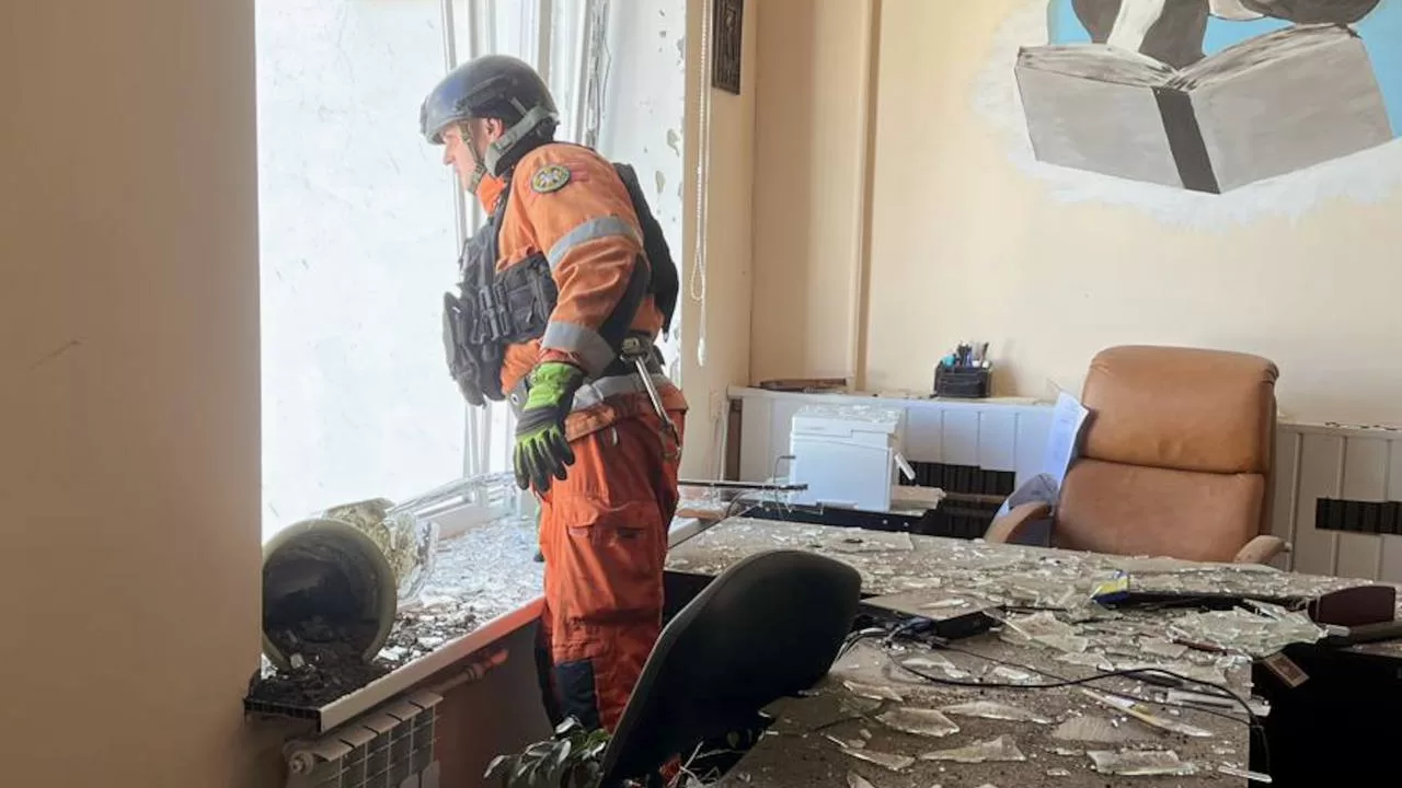 У Сумах осійський БпЛА влучив у навчальний заклад / Фото: Сумська ОВА