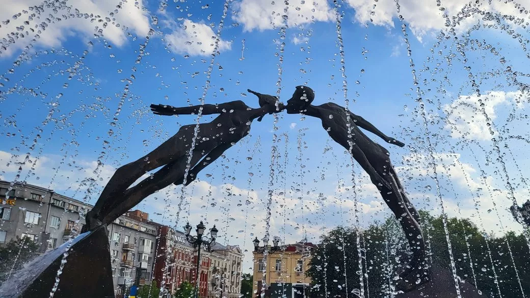 Пам’ятник закоханим у Харкові / Фото: Суспільне