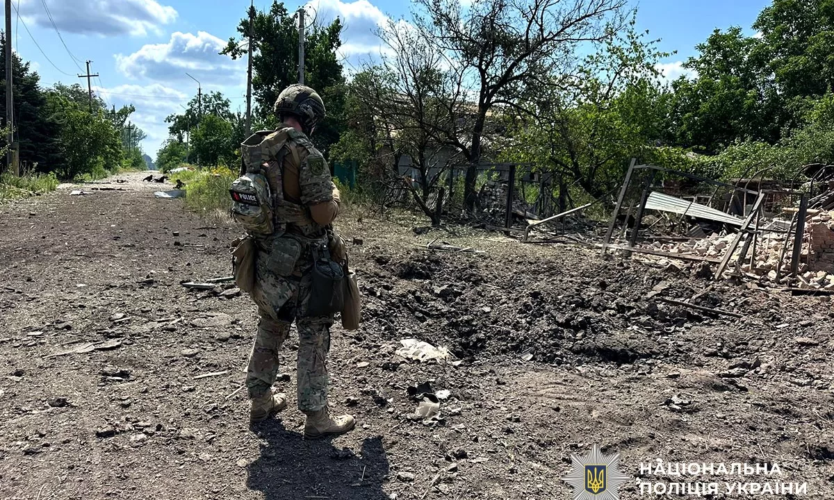 Правоохоронці на місці російсбких ударів на Донеччини / Фото: Нацполіція