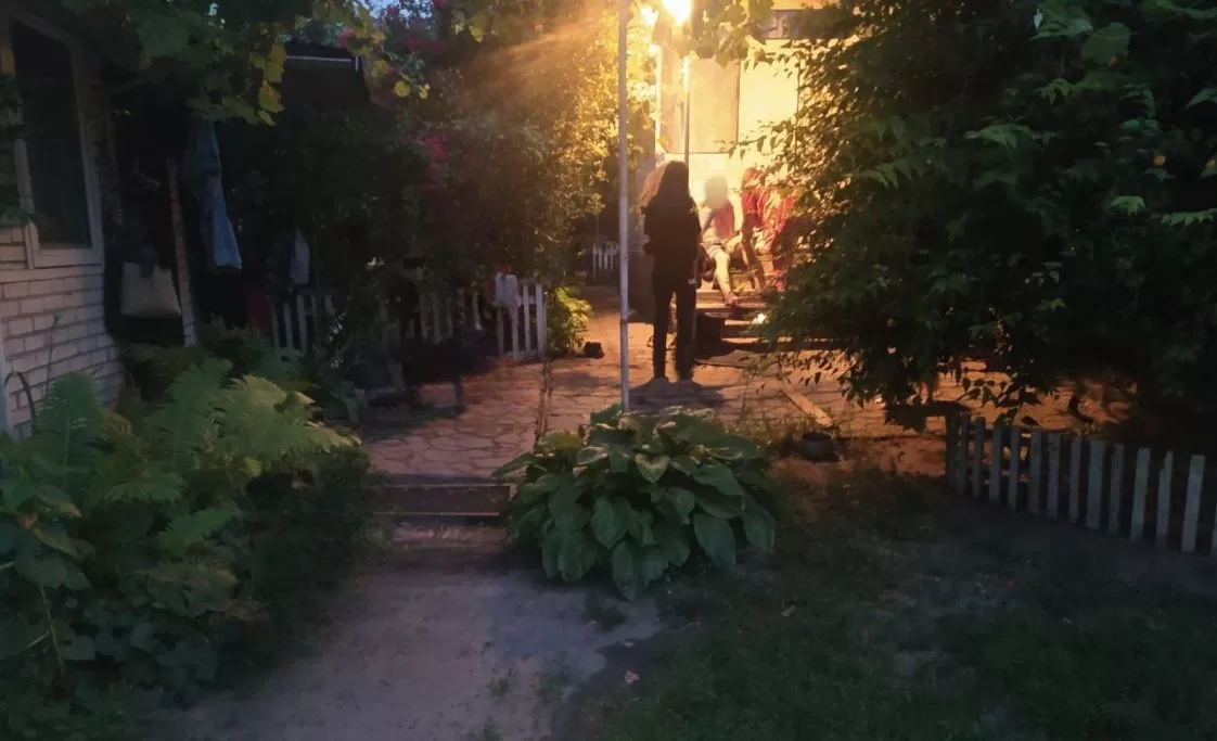 Подвір'я приватного будинку де стався злочин / Фото: Нацполіція