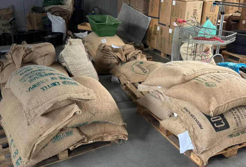 Готова продукція на підпільному виробництві контрафактної кави / Фото: БЕБ