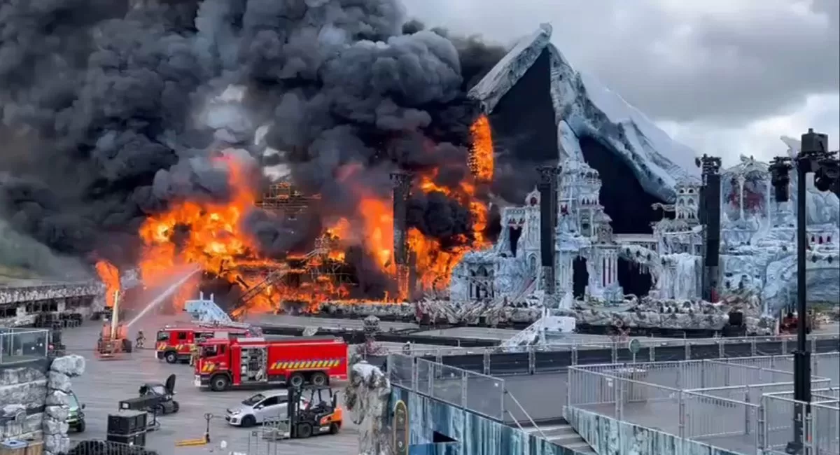 Пожар уничтожил главную сцену фестиваля Tomorrowland / Фото: Mirror