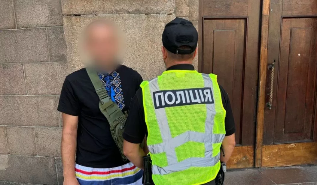 Чоловік погрожував охоронцеві пістолетом на вокзалі у Харкові / Фото: Нацполіція