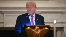 Трамп выступает на ужине с сенаторами-республиканцами в Государственной столовой Белого дома, 18 июля 2025 года / Фото Reuters