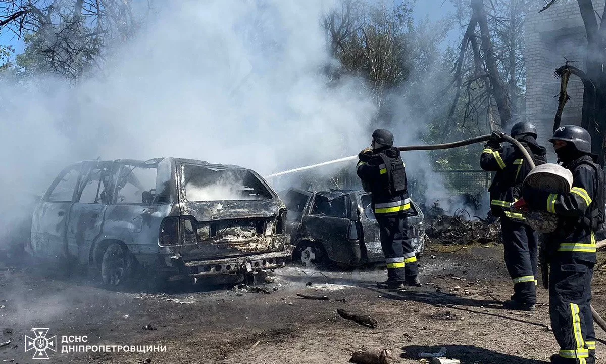 В результате ракетного удара по Синельниковскому району погибли два человека / Фото ГСЧС