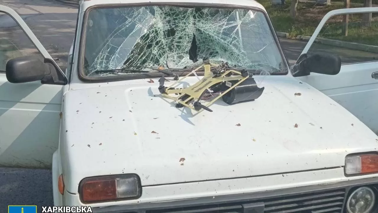Российский дрон попал в гражданский автомобиль в Купянске / Фото Харьковская областная прокуратура