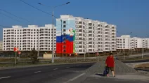 New building in Mariupol with campaign mural, September 2023 / Photo: Reuters