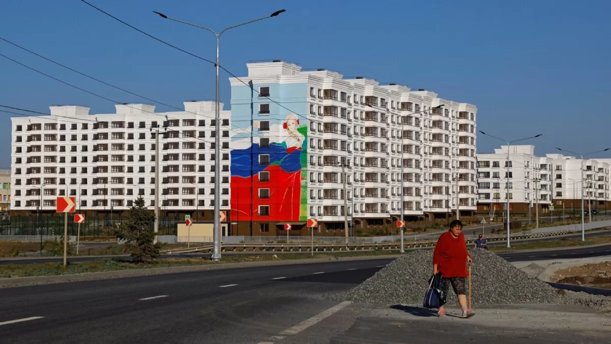 New building in Mariupol with campaign mural, September 2023 / Photo: Reuters