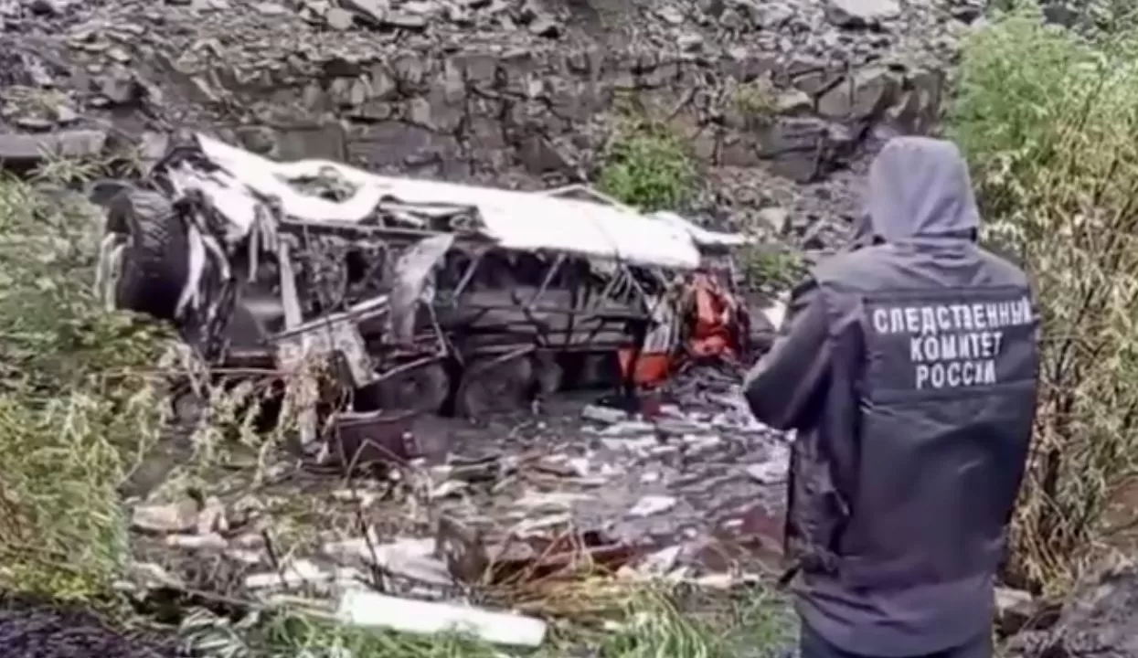 Автобус зірвався з обриву в Якутії / Кадр з відео